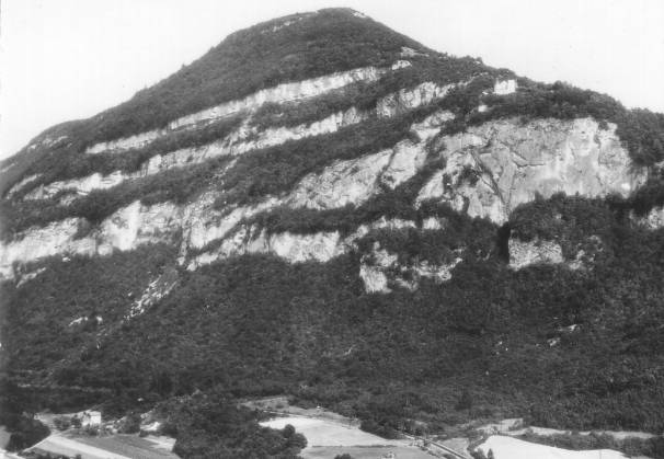 Le Petit Salève avec la trace de l´éboulement de 1954