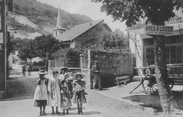Touristes à Monnetier près de la forge de Rophille