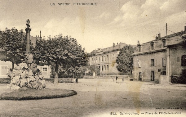 La place devant l'hôtel de ville (v. 1900)