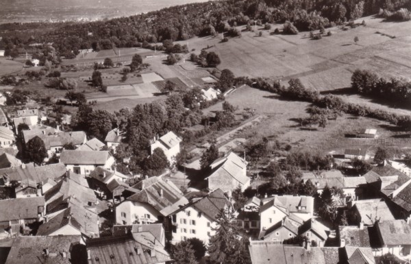Vue aérienne du centre de Monnetier