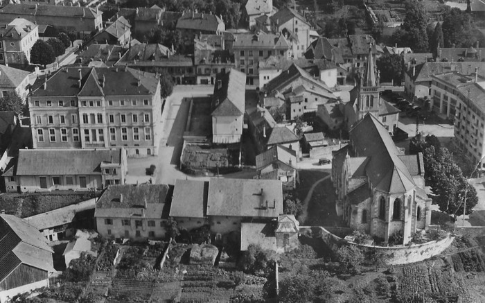 Vue aérienne du centre de Saint-Julien (v. 1960)