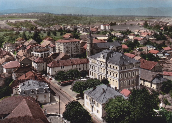 Vue aérienne du centre de Saint-Julien (v. 1955)