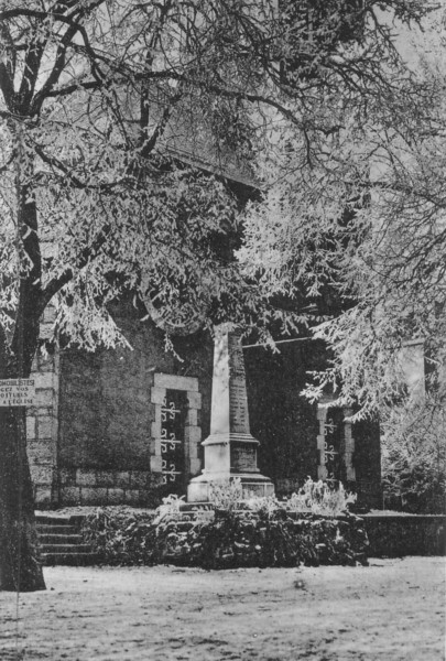 Le monument aux morts de Monnetier en hiver