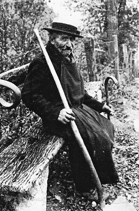 M. Vincent assis en haut de l'escalier du Pas de l´Echelle