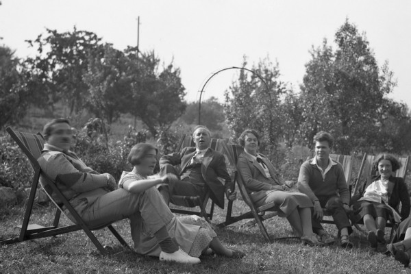 On profite des chaises longues à Blécheins (sept. 1931)