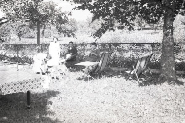 Repos dans le jardin de la villa Carpe Diem à Blécheins (juillet 1933)