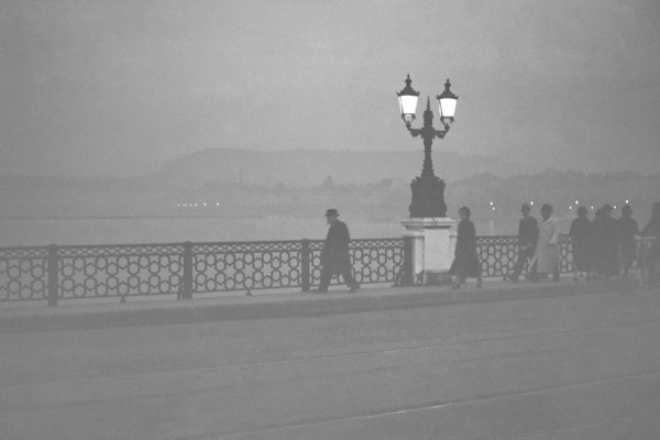 Passants sur le pont du Mont-Blanc au crépuscule (1937)
