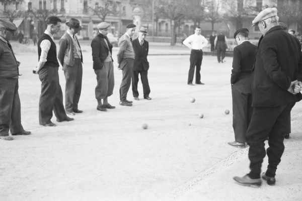 Partie de boules sur la plaine de Plainpalais (1938)