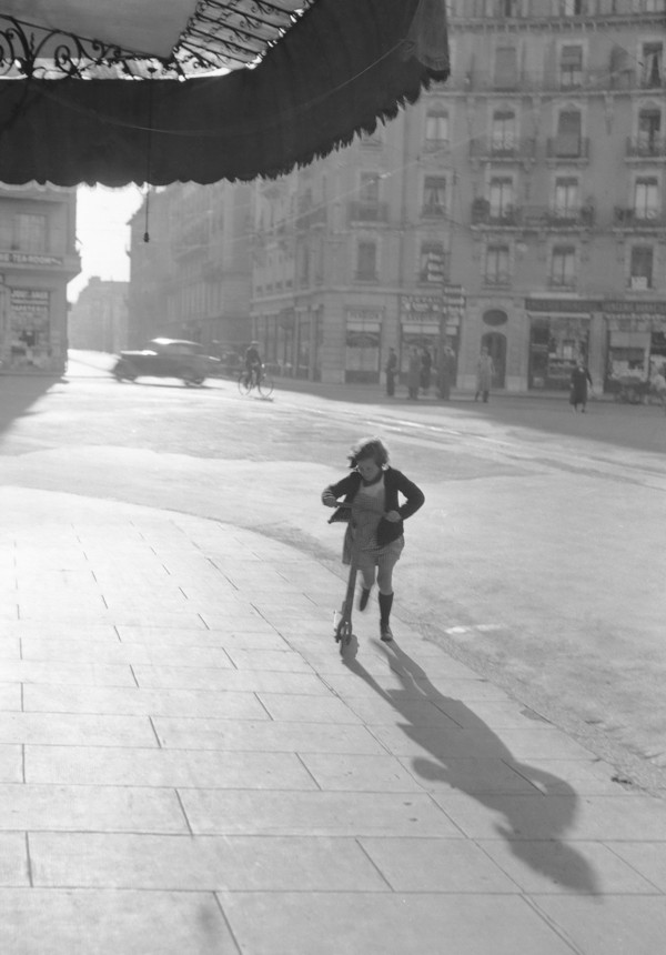 Enfant à la trottinette (avril 1938)