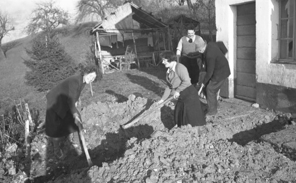 Montfort – Creusement de canalisations (sept. 1934)