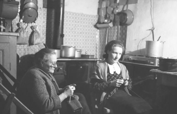 Tricot au coin du feu à Montfort (fév. 1936)