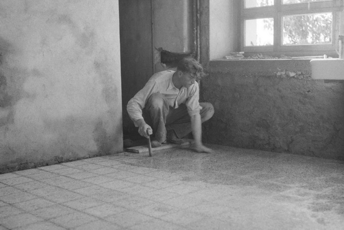 Pose du carrelage de la cuisine à Montfort (juillet 1936) 1/2