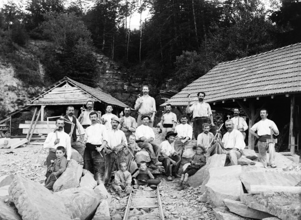 Ouvriers dans une carrière de pierre