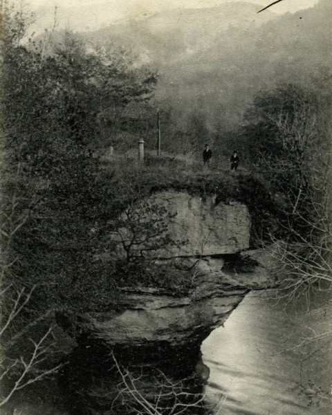 Pont naturel sur le Rhône à Grésin