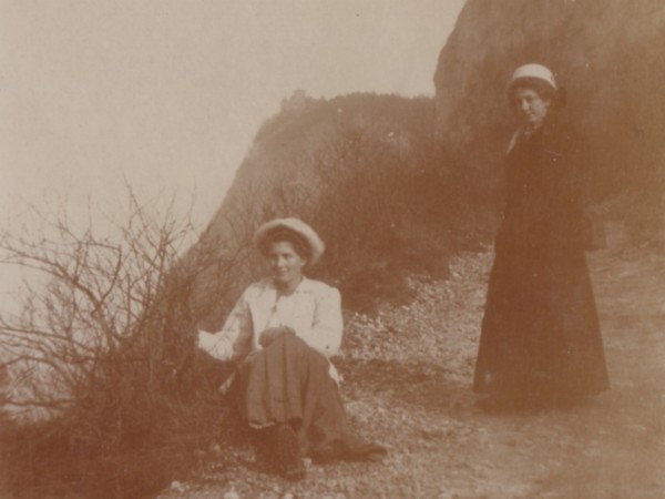 Les sœurs Yung sur le sentier du Pas de l’Echelle (1909)