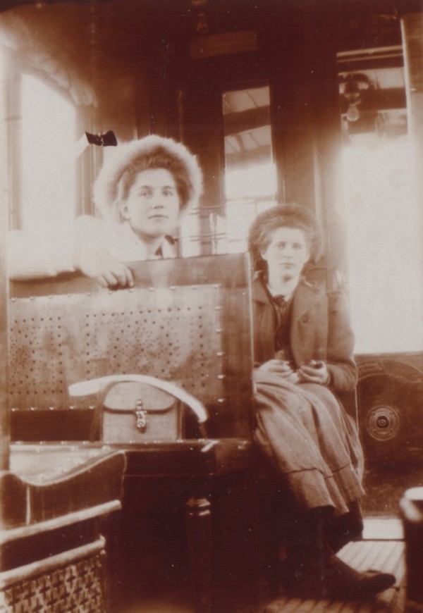 Les sœurs Yung dans le tram Genève-Veyrier (1909)