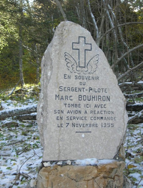 Stèle de Marc Bouhiron décédé le 7 nov. 1955 à bord de son avion