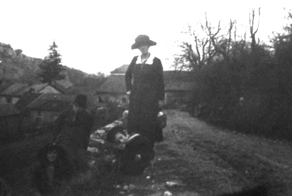 Famille en promenade à Monnetier