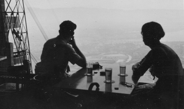 Bières au restaurant du téléphérique (v. 1935)