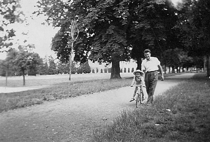 Jeune cycliste sur la promenade des Crêts (1952)