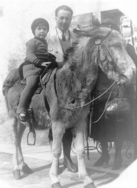 Un des ânes du Salève place de l'Eglise