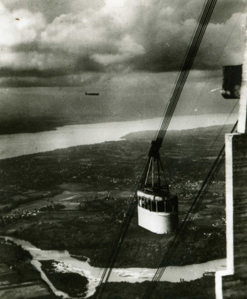 Zeppelin LZ-129 survolant le lac de Genève (1936)