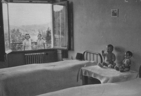 Une chambre de filles au Rayon de Soleil (v. 1952)