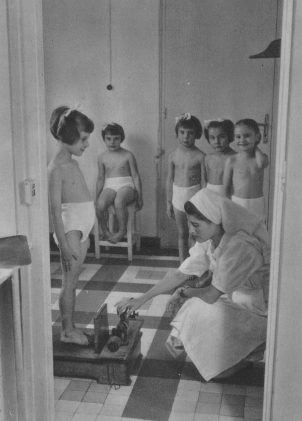 La pesée des filles au Rayon de Soleil (vers 1952)