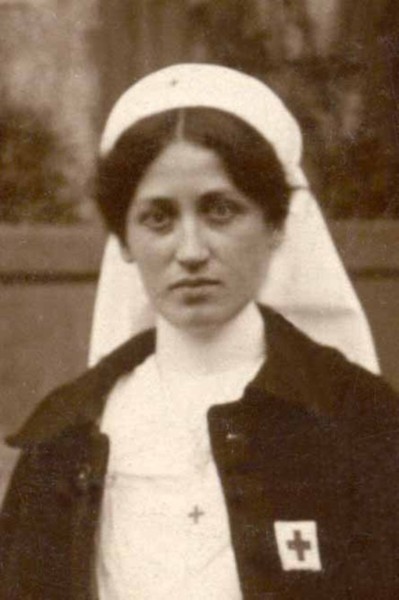 Louise Saulière en tenue d´infirmière