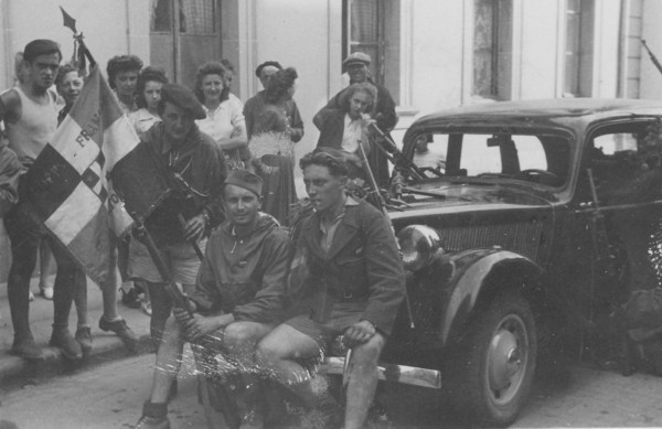 Groupe de maquisards après la libération (août 1944)