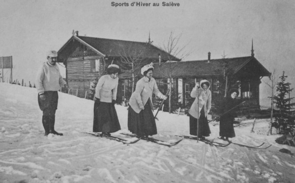 Skieuses près de la gare du Chemin de fer du Salève (1911)