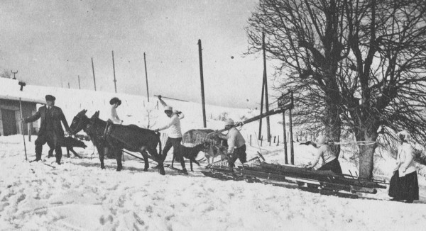 La montée des bobs près de la gare du Chemin de fer du Salève (1911)