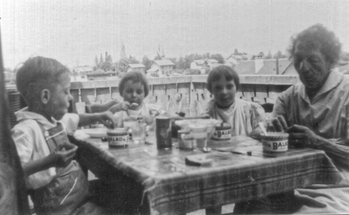 Repas de famille sur la terrasse en 1957