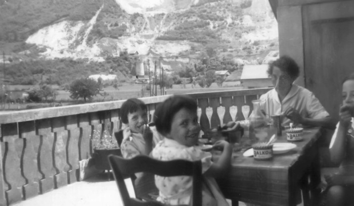 Repas de famille sur la terrasse en 1957
