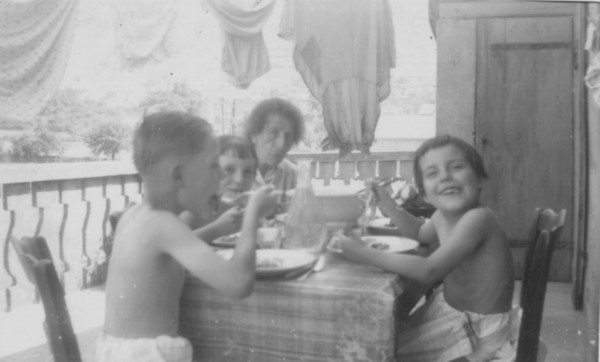 Repas de famille sur la terrasse en 1958