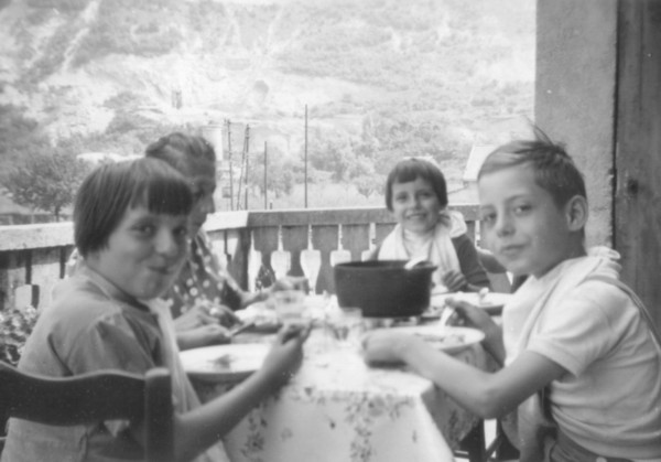 Repas de famille sur la terrasse en 1959