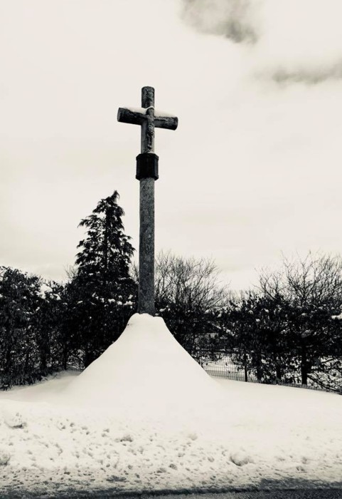La croix de Rogin sur son socle de neige
