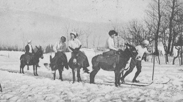 La montée en ânes près de la gare du Chemin de fer du Salève (1911)