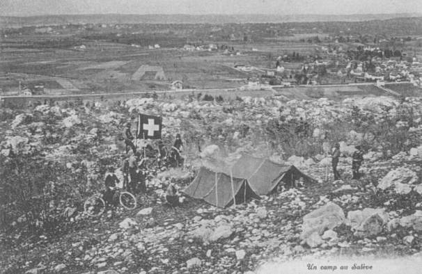 Camps de scouts dans les éboulis au pied du Salève
