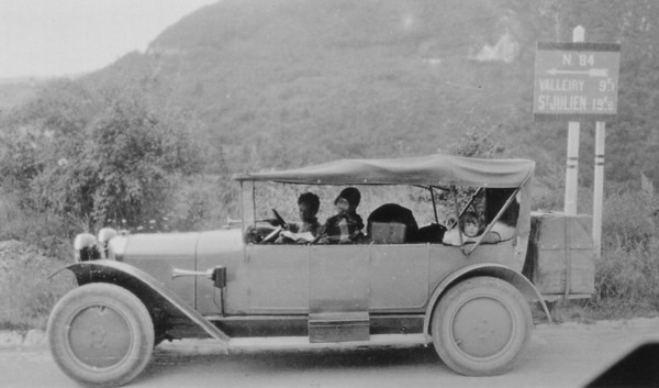 Une De Dion-Bouton près de Fort l'Ecluse (v. 1927)