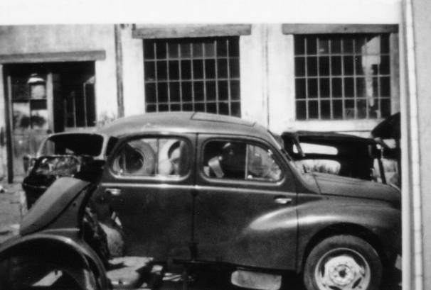 Une 4 CV chez le carrossier Sapino au Pas de l´Echelle